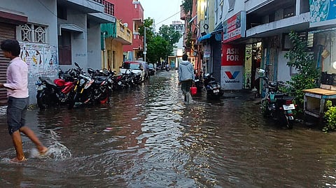 சாலைகளில் தேங்கியுள்ள மழை நீர்