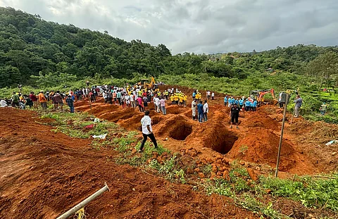 வயநாடு சூரல்மலை மற்றும் முண்டகை நிலச்சரிவு ஏற்பட்ட பகுதிகளில் இருந்து மீட்கப்பட்ட அடையாளம் தெரியாத உடல்களை தகனம் செய்வதற்காக புதுமலை ஹாரிசன்ஸ் டீ எஸ்டேட்டில் மயானத்தை தயார் செய்யும் தன்னார்வலர்கள்.