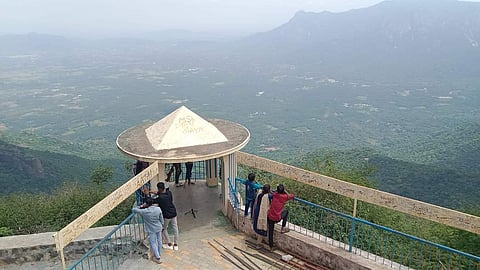 கொல்லிமலை சீக்குப்பாறை காட்சிமுனையைப் பாா்வையிடும் சுற்றுலாப் பயணிகள்.