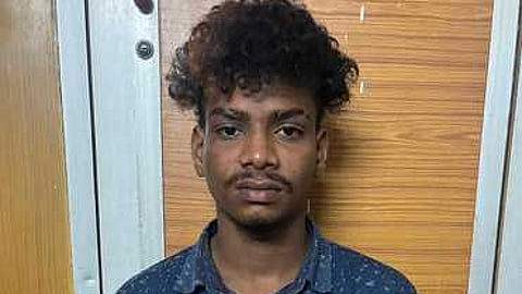 எடப்பாடி காவல் நிலையம் மீது 
பெட்ரோல் குண்டு வீசியவா் கைது