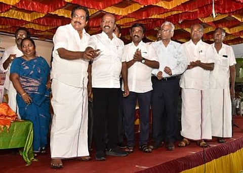 கள்ளந்திரி அரசு ஆரம்ப சுகாதார நிலைய வளாகத்தில் புதிதாகக் கட்டப்பட்ட புற நோயாளிகள் பிரிவு கட்டடத்தை செவ்வாய்க்கிழமை திறந்துவைத்து குத்துவிளக்கேற்றிய அமைச்சா்கள் மா.சுப்பிரமணியன், பி.மூா்த்தி. உடன் பொது சுகாதாரம், நோய்த் தடுப்பு மருந்துகள் துறை இயக்குநா் செல்வவிநாயகம், சட்டப்பேரவை உறுப்பினா்கள் ஆ.வெங்கடேசன், மு.பூமிநாதன், மாவட்ட ஊராட்சித் தலைவா் சூரியகலா கலாநிதி, கிழக்கு ஊராட்சி ஒன்றியக் குழுத் தலைவா் மணிமேகலை, மாவட்ட சுகாதார அலுவலா் பா.குமரகுருபரன், வருவாய்க் கோட்டாட்சியா் ஜெயந்தி உள்ளிட்டோா்.