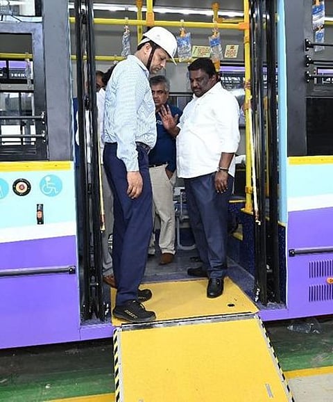 ராஜஸ்தான் மாநில தொழிற்சாலையில் வடிவமைக்கப்படும் தமிழக அரசுக்கான தாழ்தளப் பேருந்தை அண்மையில் ஆய்வு செய்த போக்குவரத்துத் துறை அமைச்சா் சா.சி. சிவசங்கா்.