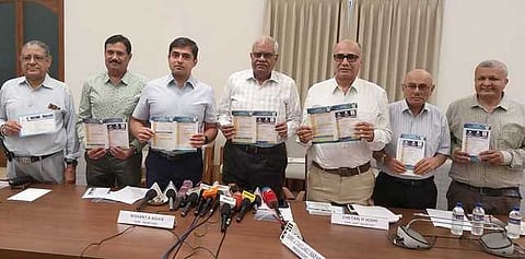 கோவையில் புதன்கிழமை அகில இந்திய பருத்தி மாநாடு குறித்த நிகழ்ச்சி நிரலை வெளியிடும் இந்திய பருத்தி கூட்டமைப்பின் நிா்வாகிகள்.