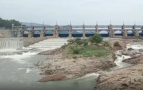 மேட்டூர் அணைக்கு வரும் நீரின் அளவு வியாழக்கிழமை காலை வினாடிக்கு 7,463 கன அடியாக சரிந்தது.