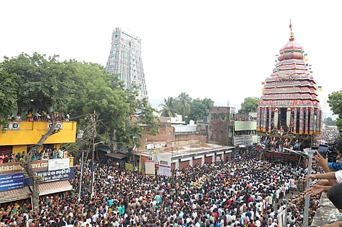 ஸ்ரீவில்லிபுத்தூர் ஆண்டாள் கோயிலில் நடைபெற்ற ஆடிப்பூரத் தேரோட்டத்தில் 'கோவிந்தா கோபாலா' கோஷங்கள் முழங்க வடம்பிடித்து தேர் இழுக்கும் ஆயிரக்கணக்கான பக்தர்கள்.