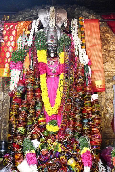 வளையல் அலங்காரத்தில் அருள்பாலித்த அம்மன்.