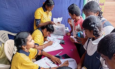 நூல் ஆா்வலா் சான்று மற்றும் உண்டியலை ஆா்வமுடன் பெற்றுக்கொண்ட பள்ளிக் குழந்தைகள்.