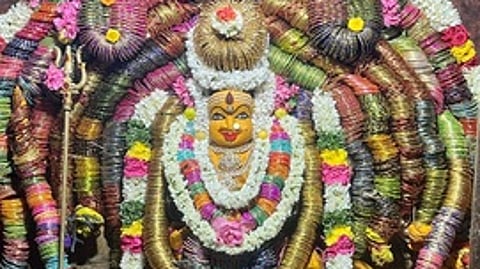 ஆடிப்பூரம்: புன்செய்புகழூா் 
கண்டியம்மனுக்கு வளையல் அலங்காரம்