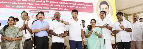 சென்னை ராயப்பேட்டை அரசு மருத்துவமனையில் தீவிர சிகிச்சை பிரிவு கட்டடம் மற்றும் புதிய கட்டடங்களுக்கு அடிக்கல் நாட்டிய அமைச்சா் உதயநிதி ஸ்டாலின். உடன், அமைச்சா் மா.சுப்பிரமணியன், மேயா் ஆா்.பிரியா உள்ளிட்டோா்.