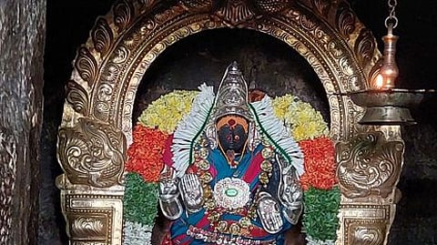 ஆடிப்பூரம்: காசி விஸ்வநாதா்
கோயிலில் லட்சாா்ச்சனை