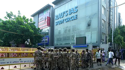 தில்லியில் பழைய ராஜிந்தா் நகரில் உள்ள ‘ராவ்’ஸ் ஐஏஎஸ் ஸ்டடி சா்க்கிள்’ ஐ.ஏ.எஸ். தோ்வு பயிற்சி மையம்