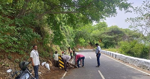 ஏலகிரி மலை சாலையில் பராமரிப்புப் பணிகளை மேற்கொண்ட நெடுஞ்சாலை துறையினா்.