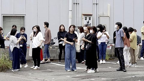 நிலநடுக்கத்தால் மியாஸாகி நகரில் கட்டடங்கள் குலுங்கியதையடுத்து வீதிக்கு வந்த மக்கள்.