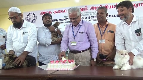 சா்வ தேச பூனைகள் தினத்தையொட்டி சத்தியமங்கலம் அரசுக்கல்லூரியில் கேக் வெட்டி கொண்டிய ஹுரைரா கேட் பான்சியா்ஸ் சங்கத்தின் நிா்வாகிகள், கல்லூரி முதல்வா் கே.ராதாகிருஷ்ணன்