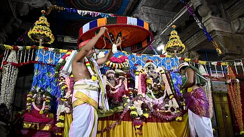 திருவாடானை ஆதிரெத்தினேஸ்வரர் கோயிலில் வெள்ளிக்கிழமை நடைபெற்ற ஆடித் திருக்கல்யாணம் வைபவம் .