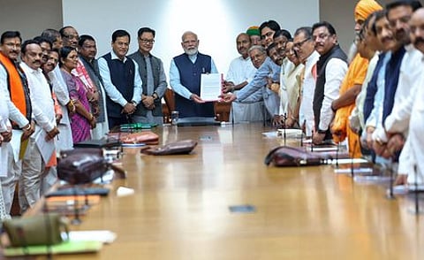 பிரதமா் மோடியை தில்லியில் வெள்ளிக்கிழமை சந்தித்த பாஜக பட்டியல் பிரிவு, பழங்குடியின எம்.பி.க்கள். உடன் மத்திய அமைச்சா்கள் கிரண் ரிஜிஜு.