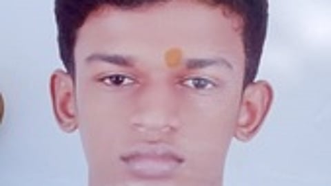 மாணவா் பிரபு.