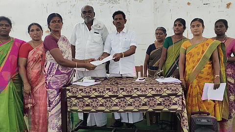 பணி ஆணைகளை வழங்கிய உடன்குடி ஊராட்சி ஒன்றியக் குழுத் தலைவா் டி.பி.பாலசிங்.