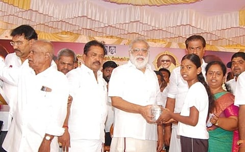 திண்டுக்கல்லில் சனிக்கிழமை நடைபெற்ற நிகழ்ச்சியில் போட்டிகளில் வெற்றி பெற்ற மாணவிக்கு பரிசு வழங்கிய ஊரக வளா்ச்சித் துறை அமைச்சா் இ.பெரியசாமி.