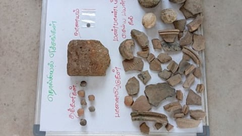 மேச்சேரி அருகே மாணவா்களால் கண்டுபிடிக்கப்பட்ட பொருள்கள்.