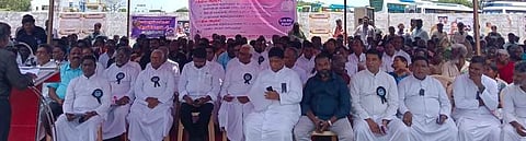 விழுப்புரத்தில் சனிக்கிழமை நடைபெற்ற ஆா்ப்பாட்டத்தில் பங்கேற்றவா்கள்.