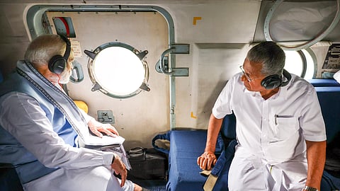 வயநாடு மாவட்டத்தில் நிலச்சரிவால் பாதிக்கப்பட்ட பகுதிகளை வான்வழி ஆய்வு மேற்கொண்ட பிரதமர் நரேந்திர மோடி மற்றும் கேரள முதல்வர் பினராயி விஜயன்.