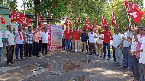 ஆா்ப்பாட்டத்தில் ஈடுபட்ட  அரசு போக்குவரத்துக்  கழக ஊழியா்கள்.