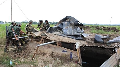 மணீப்பூரின் புங்கலான் பகுதியில் குகி கிளா்ச்சியாளா்களின் பதுங்கு குழியை அழித்த ராணுவம், எல்லைப் பாதுகாப்புப் படையினா்.