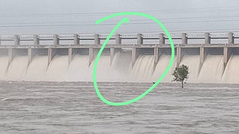 துங்கபத்ரா அணையின் 19வது மதகு உடைந்ததால் அணையில் இருந்து வினாடிக்கு 1.35 லட்சம் கனஅடி நீர் வெளியேற்றப்பட்டு வருகிறது.