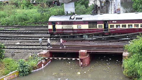 ஓடும் ரயிலில் தீ பிடித்ததாக வதந்தி