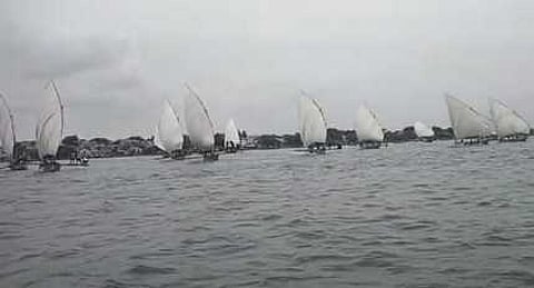 நம்புதாளை செல்வமுத்துமாரியம்மன் கோயில் ஆடி திருவிழாவையொட்டி, ஞாயிற்றுக்கிழமை நடைபெற்ற பாய்மரப் படகுப் போட்டி.