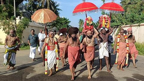 தருமபுரம் ஆதீன மடத்திலிருந்து பாத யாத்திரை புறப்பட்ட 27-ஆவது குருமகா சந்நிதானம் ஸ்ரீலஸ்ரீ மாசிலாமணி தேசிக ஞானசம்பந்த பரமாசாரிய சுவாமிகள். உடன், வேளாக்குறிச்சி ஆதீனம் சத்தியஞான மகாதேவ தேசிக பரமாசாரிய சுவாமிகள், சூரியனாா்கோயில் ஆதீனம் மகாலிங்க தேசிக ப