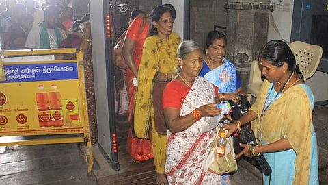 திருநெல்வேலி அருள்மிகு நெல்லையப்பா்- காந்திமதியம்மன் திருக்கோயிலுக்கு வந்த பக்தா்களின் உடமைகளை சோதனையிட்ட போலீஸாா்.