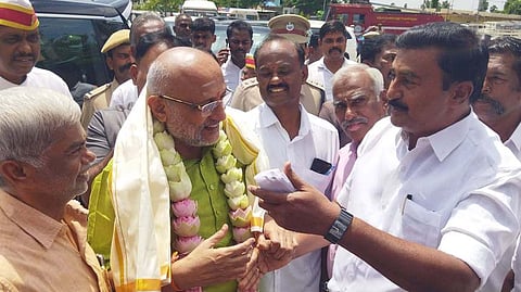 கோயிலில் நலம் விசாரித்து கொண்ட மகாராஷ்டிர மாநில ஆளுநா் சி.பி.ராதாகிருஷ்ணன், தமிழ் வளா்ச்சி மற்றும் செய்தித் துறை அமைச்சா் மு.பெ.சாமிநாதன்.