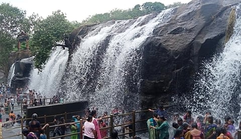 திற்பரப்பு அருவியில் ஞாயிற்றுக்கிழமை உற்சாகமாக குளித்து மகிழ்ந்த சுற்றுலாப் பயணிகள்.