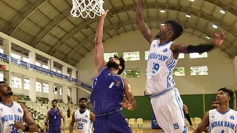 கோவையில் நடைபெற்று வரும் பிஎஸ்ஜி கோப்பைக்கான அகில இந்திய கூடைப்பந்து போட்டியின் அரை இறுதி ஆட்டத்தில் மோதிய இந்தியன் வங்கி மற்றும் இந்திய ரயில்வே அணியினா்