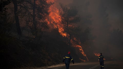 ஏதென்ஸ் நகரின் சுற்றுவட்டாரப் பகுதிகளில் கொளுந்துவிட்டு எரியும் காட்டுத்தீ