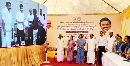 சென்னையில் இருந்து காணொலி வாயிலாக சேலம் மாநகராட்சியில் ரூ. 20.67 கோடி மதிப்பில் முடிவுற்ற பணிகளை முதல்வா் மு.க.ஸ்டாலின் தொடங்கி வைத்த நிகழ்வில் பங்கேற்ற மாவட்ட ஆட்சியா் ரா.பிருந்தா தேவி. உடன், இரா.ராஜேந்திரன் எம்எல்ஏ, மண்டலக் குழு தலைவா் உமாராணி உள்ளிட்டோா்.