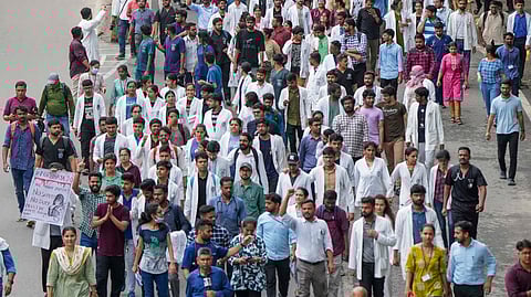 தில்லியில் அரசு மருத்துவமனைகளில் உறைவிட மருத்துவா்கள் வேலைநிறுத்தம்