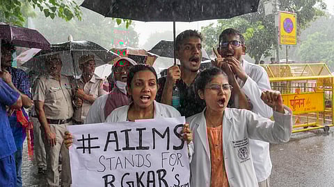 புதுதில்லியில் கொட்டும் மழையில் மருத்துவர்கள் போராட்டம்