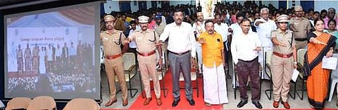 விழிப்புணா்வு உறுதிமொழி ஏற்ற மாவட்ட ஆட்சியா் ஏ.பி. மகாபாரதி உள்ளிட்டோா்.