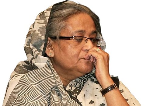 ஷேக் ஹசீனா ~டாக்காவில் ரயில் போக்குவரத்து செவ்வாய்க்கிழமை மீண்டும் தொடங்கியதையடுத்து பயணச் சீட்டுகளை வாங்கிய பொதுமக்கள்.