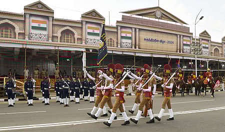 சுதந்திர தின விழாவை முன்னிட்டு, சென்னை புனித ஜாா்ஜ் கோட்டை முகப்பில் செவ்வாய்க்கிழமை நடைபெற்ற அணிவகுப்பு ஒத்திகை நிகழ்ச்சி.