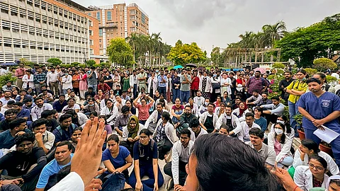 வேலை நிறுத்தத்தில் ஈடுபட்டுள்ள மருத்துவர்கள்