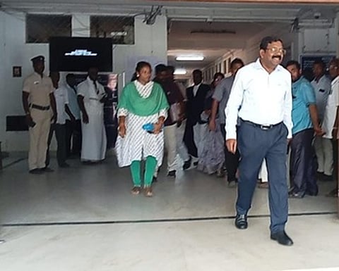 விழுப்புரம் முதன்மை மாவட்ட நீதிமன்றத்தில் புதன்கிழமை சாட்சியமளித்துவிட்டு வந்த தமிழ்நாடு ரியல் எஸ்டேட் ஒழுங்குமுறை ஆணைய உறுப்பினா் இல.சுப்பிரமணியன்.