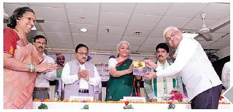 சுதந்திரப் போராட்ட போராளி குயிலி குறித்த ஆங்கில குறுங்காவியம் மொழிபெயர்ப்பு நூல்களை
தில்லியில் வெளியிட்ட மத்திய நிதி அமைச்சர் நிர்மலா சீதாராமன்.