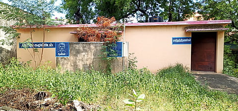 மணப்பாறை கச்சேரி வளாகத்தில் பூட்டிக்கிடக்கும் பொதுக் கழிப்பறை.