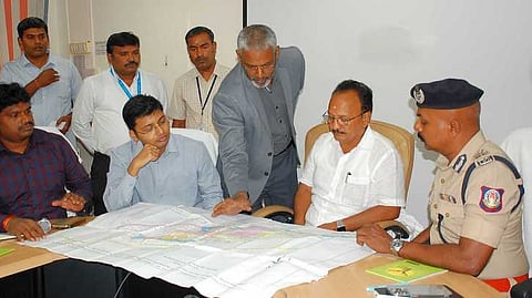 கோவை சா்வதேச விமான நிலைய விரிவாக்கப் பணிகள் தொடா்பான ஆய்வுக் கூட்டத்தில் பங்கேற்றோா்.