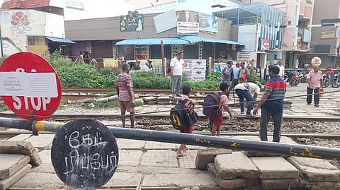 திருத்தணி 2-ஆவது ரயில்வே கேட் பகுதியில் நடைபெறும் சீரமைப்பு பணிகள்.