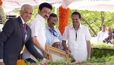 காங்கிரஸ் மூத்த தலைவர் குமரி அனந்தனுக்கு ‘தகைசால் தமிழா்’ விருதை வழங்கி கெளரவித்தார் முதல்வர் மு.க.ஸ்டாலின்.